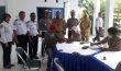 Pemeriksaan urine kepada sopir angkutan kota di bantaeng oleh Dinas Kesehatan Bantaeng. FOTO : SYAMSUDDIN