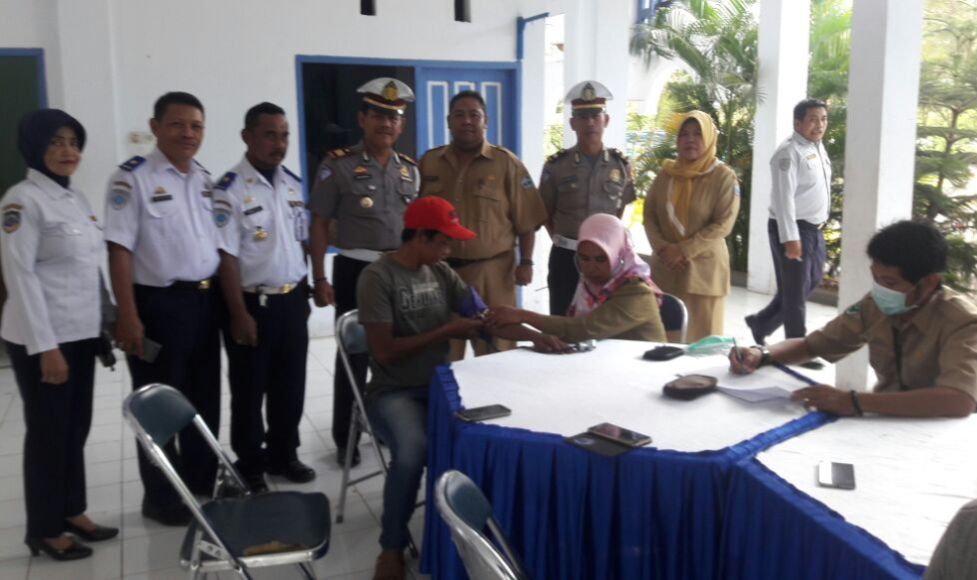 Pemeriksaan urine kepada sopir angkutan kota di bantaeng oleh Dinas Kesehatan Bantaeng.  FOTO : SYAMSUDDIN