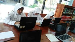 pelajar SMP ini melakukan kegiatan membaca dan buka internet di perpustakaan daerah. FOTO ; ASL