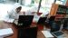 pelajar SMP ini melakukan kegiatan membaca dan buka internet di perpustakaan daerah. FOTO ; ASL