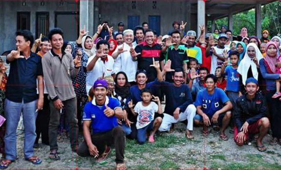 balon Gubernur Sultra Ir Hugua didampingi Balon Bupatri Konawe Litanto SH saat bersama dengan warga di Kecamatan Abuki. FOTO : IST