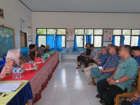 Suasana Pertemuan Antara Anggota DPRD Konsel Bersama Guru, Orang Tua Murid Serta Tokoh Masyarakat Kecamatan Angata Di SMP Negeri 7 Konsel. FOTO : MAHIDIN