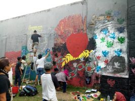 Sejumlah perupa di Yogyakarta menggelar ngabuburit dengan melakukan kegiatan melukis atau gambar di salah satu media yang telah tersedia. FOTO ; NADHIR ATTAMIMI