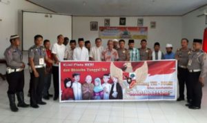 Sekda kabupaten Muna Nurdin Pamone bersama Kapolres Muna fose bersama dengan pesantren kilat tingkat SMP yang digelar satlantas Polres Muna