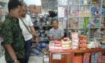 jajaran sat intelkam Polres bantaeng saat melakuan inspeksi di toko toko penjual petasan dan kembang api. FOTO : SYAMSUDDIN