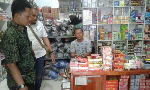jajaran sat intelkam Polres bantaeng saat melakuan inspeksi di toko toko penjual petasan dan kembang api. FOTO : SYAMSUDDIN