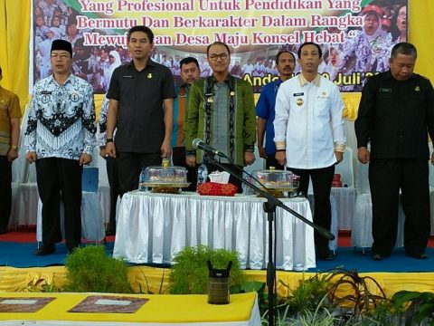 Bupati Konsel H Surunuddin Dangga, ST MM didampingi Wakil Bupati DR H Arsalim Arifin, SE M. Si, Ketua DPRD Irham Kalenggo, S. Sos. M. Si, Sekda Konsel Ir Drs H Sjarif Sajang, M. Si dan Anggota DPRD Konsel Samsu, SP. M. Si saat menghadiri acara pengukuhan pengurus PGRI se Kab. Konsel. FOTO : MAHIDIN