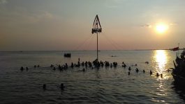 Lomba Panjat Pinang di Laut Tepian Pantai