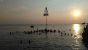 Lomba Panjat Pinang di Laut Tepian Pantai