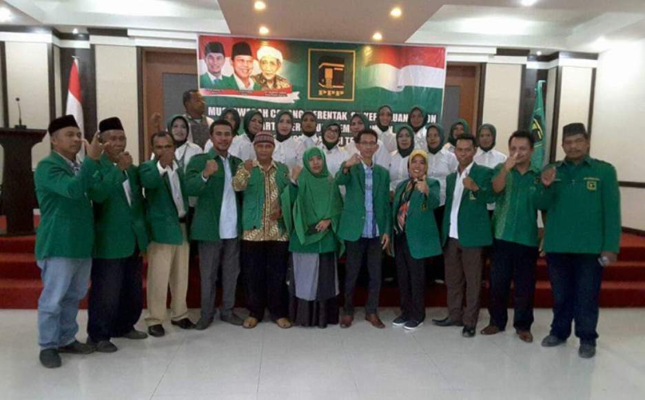 Ketua DPW PPP provinsi Sulawesi Tenggara (Sultra) Versi Djan Farids, Dahris Al Djuddawie, (tengah) diapik kader PPP perempuan FOTO : IST