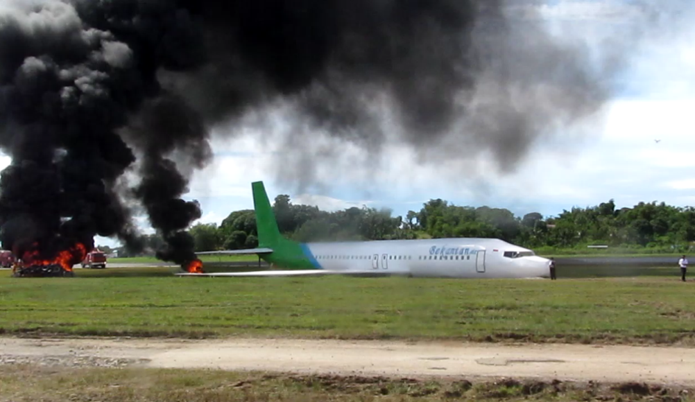 Sebuah  pesawat Bekantan air,jenis boing 737-900 ER dari Balikpapan, Kalimantan Timur dengan tujuan Tarakan tergelincir dan terbakar di bandara Juwata tarakan. FOTO : MULYA ABDILAH
