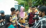 Sejumlah perangkat dan petugas desa asal Waelumu Kecamatan Wangiwangi, Kabupaten Wakatobi, ramai-ramai mendatangi kantor desa, mereka menolak pemberhentian yang dilakukan plt kades Jayadi SE FOTO : ADY
