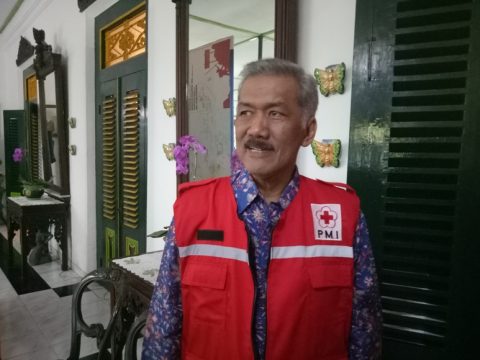 Gusti Prabu saat memperlihatkan rompi baru yang akan digunakan anggota PMI DIY kepada Awak Media. FOTO : NADHIR ATTAMIMI