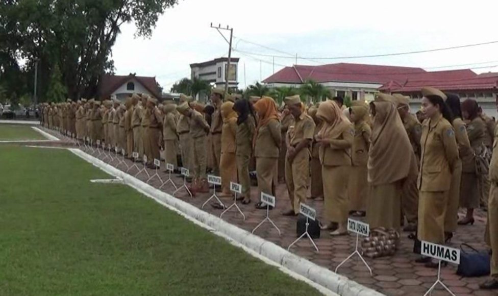 Upacara pemecatan dua PNS Lingkup pemerintah kabupaten kolaka pagi tadi. FOTO : ASDAR LANTORO