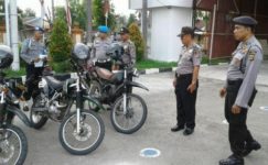 Kapolres Kota Langsa AKBP Satya Yudha Prakasa S,Ik saat mengecek kebdaraan roda dua personil Sat Sabhara Polres langsa. FOTO : ROBY SINAGA