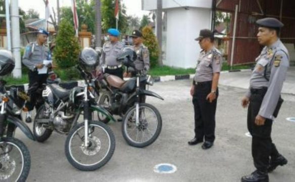 Kapolres Kota Langsa AKBP Satya Yudha Prakasa S,Ik saat mengecek kebdaraan roda dua personil Sat Sabhara Polres langsa. FOTO : ROBY SINAGA