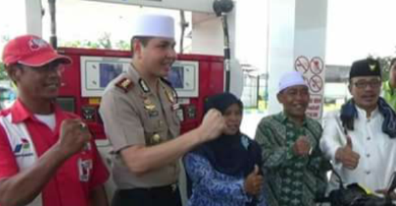 Kapolresta AKBP Alfian Nurrizal bersama pengurus MUI probolinggo menggelar kuis berhadiah BBM bagi penghapal teks Pancasila. FOTO : ASL