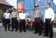 Kepala Kepolisian Sektor (Kapolsek) Kawasan Pelabuhan, Iptu Rachmat Zam-zam bersama anggotanya saat melakukan pemantauan di pelabuhan. FOTO : ONNO