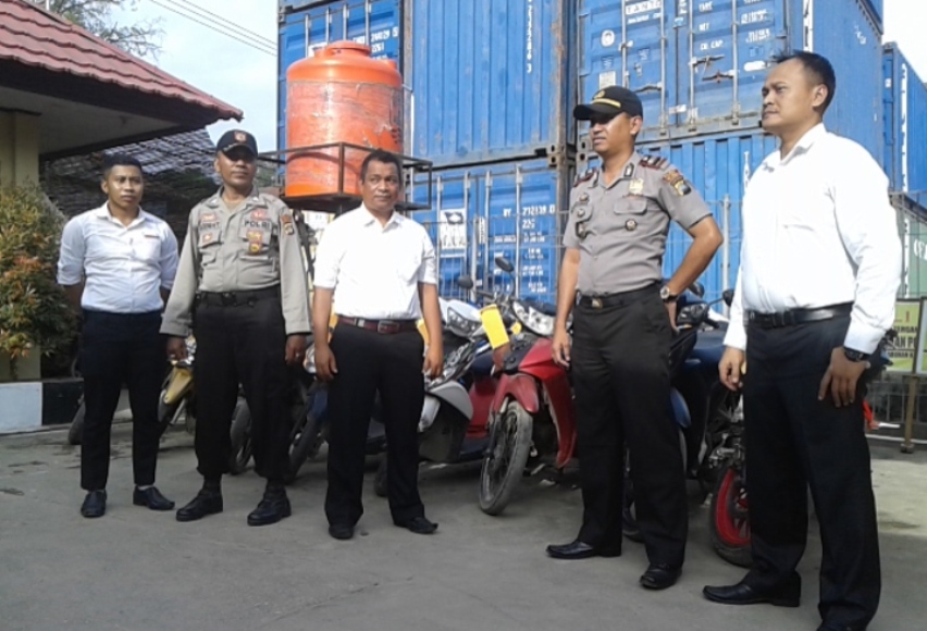 Kepala Kepolisian Sektor (Kapolsek) Kawasan Pelabuhan, Iptu Rachmat Zam-zam bersama anggotanya saat melakukan pemantauan di pelabuhan. FOTO : ONNO