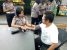 Salah satu warga di kota Yogyakarta saat dilakukan pemeriksaan tekanan darah oleh salah seorang Polwan. FOTO : NADHIR ATTAMIMI