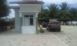 pembangunan pos Satpam dfan pemasangan paping Blok ini yang di duga sarat KKN. FOTO : ROBY SINAGA