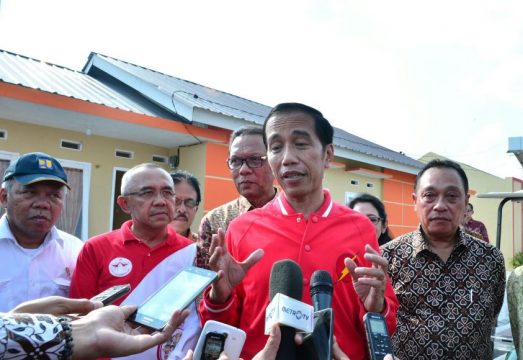 Presiden RI Joko Widodo saat diwawancara sejumalh wartawan dalam kunjungan kerjanyanya di pekan baru Riau. FOTO : BEY MACHMUDIN
