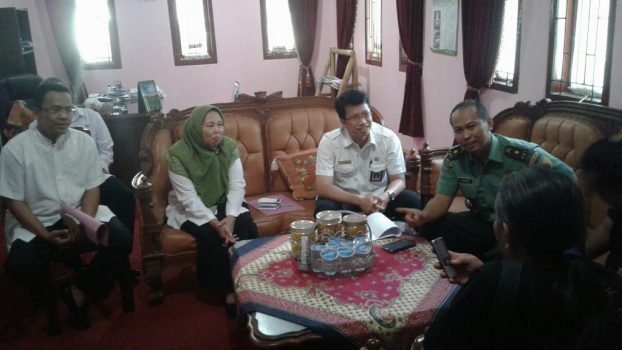 Kepala dinas Pertanian probolinggo bersama kepala Staf TNI Kodim Probolinggo saat memberikan keterangan pers. FOTO : ASL