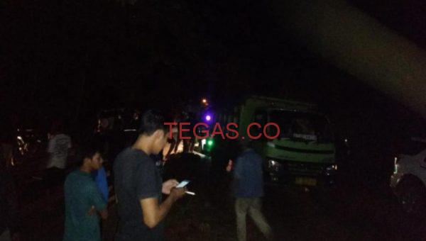 PT MBS Dinilai Ilegal, Delapan Dump Truck Tumpah Ore Nikel di Jalan﻿