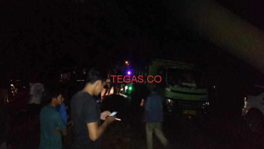 PT MBS Konawe Dinilai Ilegal, Delapan Dump Truck Tumpah Ore Nikel di Jalan﻿
