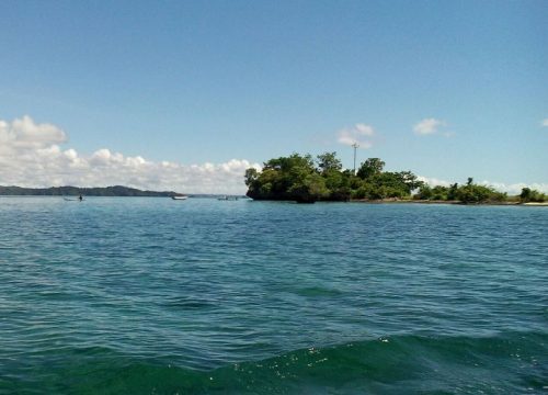 Pulau Munante yang ada di kabupaten Muna ini terancam tenggelam, jika terus dibiarkan pengerukan pasir oleh warga. FOTO : LA ODE AWLALUDDIN