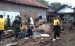 Anggota TNI dan Polres saat membantu warga membersihkan puing-puing rumah pasca di terjang angin puting beliung. FOTO : ASL