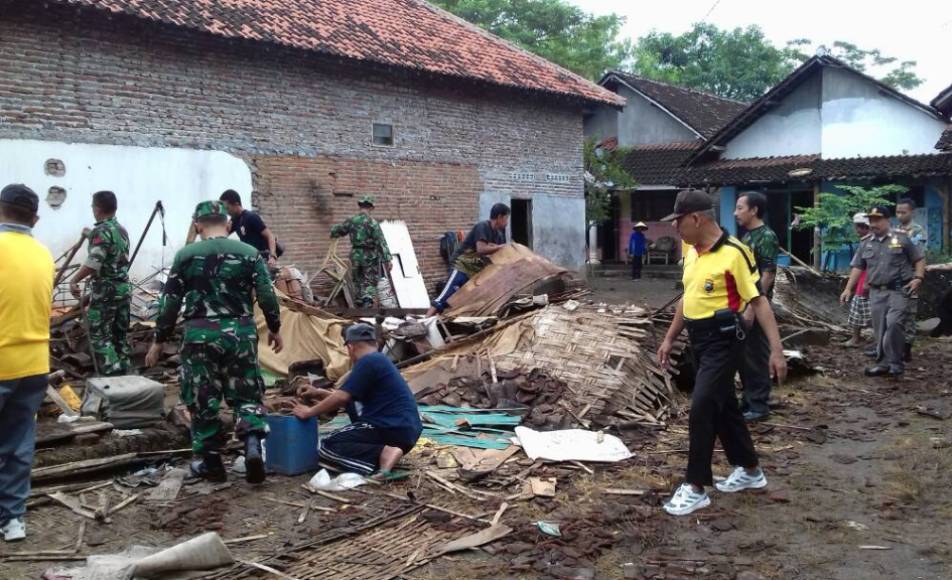 Anggota TNI dan Polres saat membantu warga membersihkan puing-puing rumah pasca di terjang angin puting beliung. FOTO : ASL