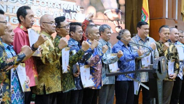 17 Wartawan Senior Dapat Kehormatan Penerima Kartu Pers Nomor Satu
