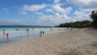Pantai Nirwana di Kota Baubau yang masih di padati pengunjung di hari libur lebaran tahun 2017. FOTO : DOIN
