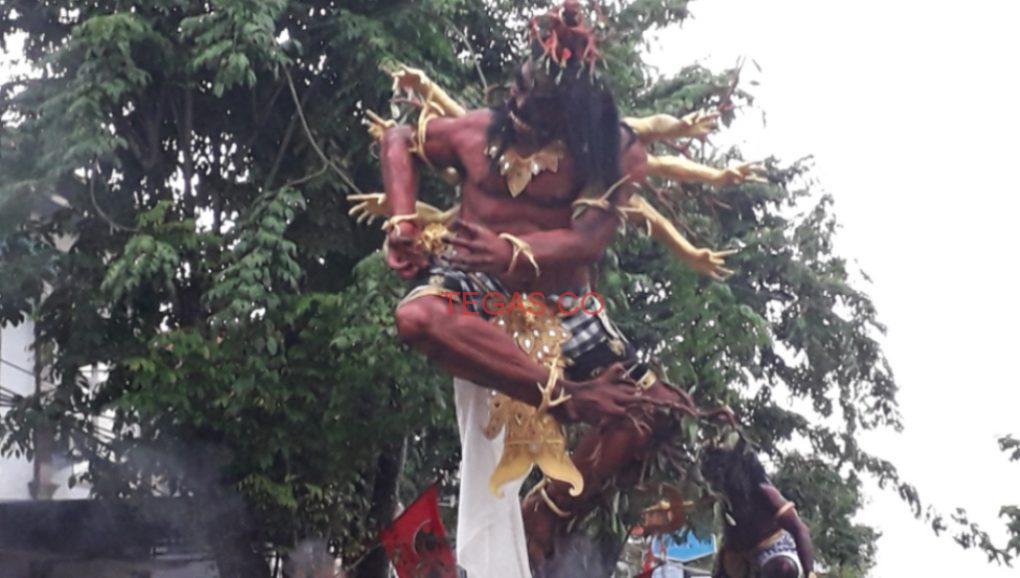 Pawai Ogoh - ogoh Menyambut Hari Raya Nyepi di Bali﻿