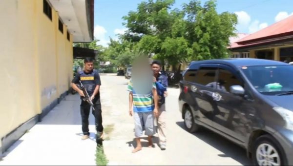 Cabuli Anak Kandung Dibawa Umur Ditangkap Polres Muna Kasat Rekrim Usai digoyang oleh ayah sendiri, korban merasa kesakitan dan menangis httptegas.co20190225cabuli-anak-kandung-dibawa-umur-ditangkap-polres-muna