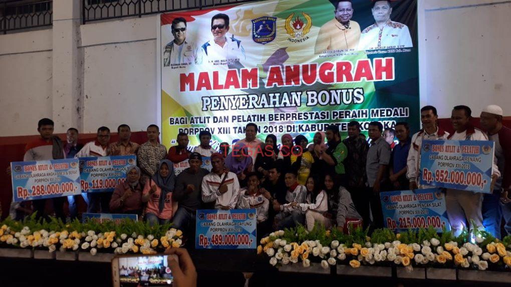 Pemda Muna Serahkan Bonus Atlet Berprestasi Porprov ke XIII di Kolaka﻿