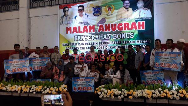 Pemda Muna Serahkan Bonus Atlet Berprestasi Porprov ke XIII di Kolaka﻿
