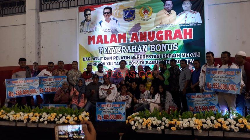 Pemda Muna Serahkan Bonus Atlet Berprestasi Porprov ke XIII di Kolaka﻿