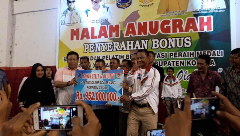 Pemda Muna Serahkan Bonus Atlet Berprestasi Porprov ke XIII di Kolaka﻿