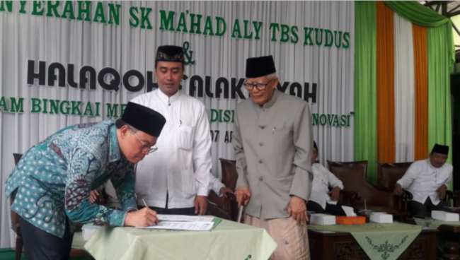 Direktur PD Pontren Kemenag RI Serahkan SK. Ma'had Aly TBS  