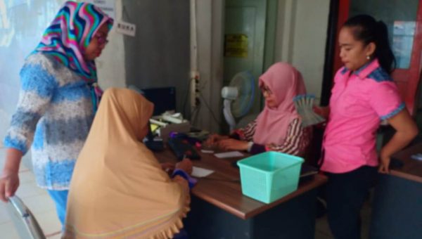 ﻿Ratusan Pensiunan Terima THR di Kendari