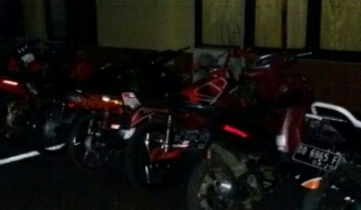 Motor yang digunakan balapan liar oleh kelompok pemuda di Bantaeng diamankan di Mapolres Bantaeng. FOTO : SYAMSUDDIN