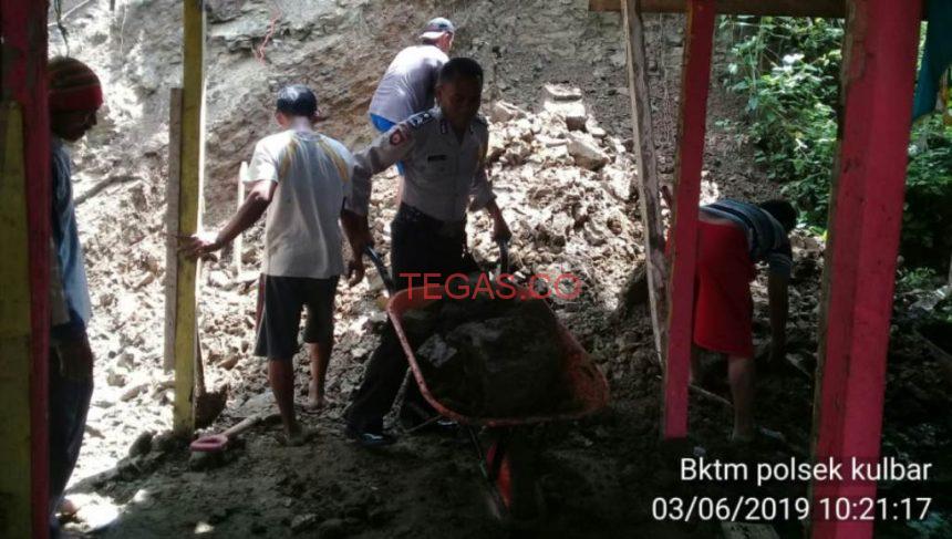 Polisi Kulisusu Barat Butur Dibantu Warga Evakuasi Korban Tanah Lonsor﻿