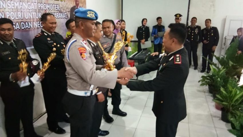 Penyerahan Hadiah Lomba Pos Kamling HUT Bhayangkara ke 73