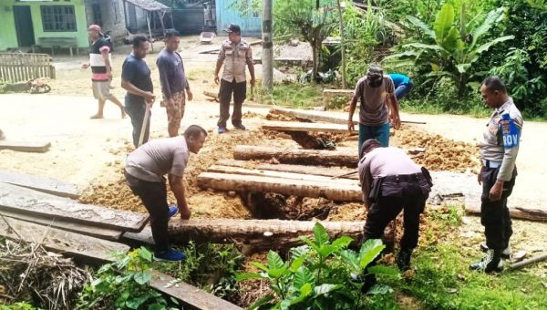 Bantu Warga, Polsek Bonegunu Gotong Royong Bangun Jembatan