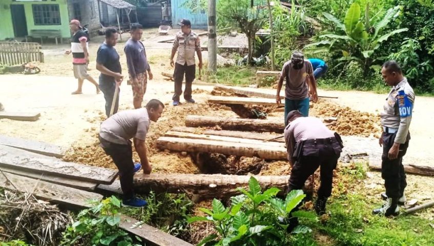 Bantu Warga, Polsek Bonegunu Gotong Royong Bangun Jembatan