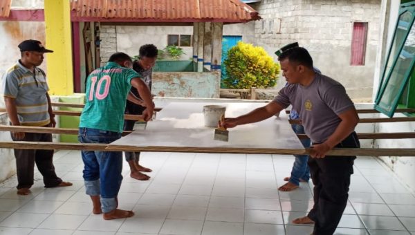 Polsek Bonegunu Bersama HMI Rehabilitasi Masjid Jabal Rahmat