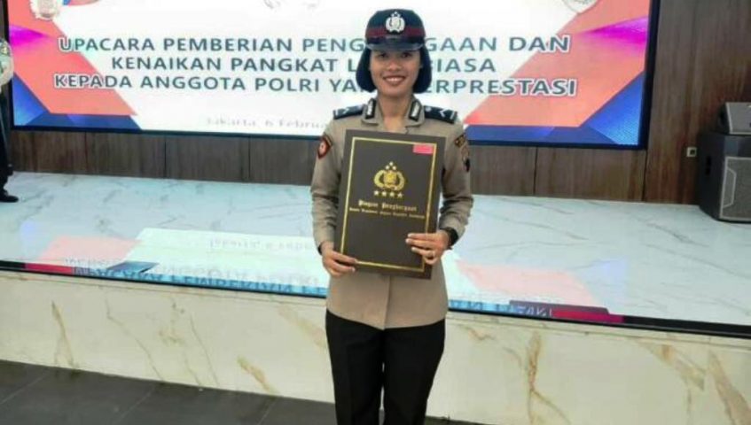 Bipda Evana Rahmawati Polwan Polres Jepara Menerima Pin Emas