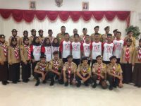 Bupati Muna LM Rusman Emba didampingi Sekda Muna Nurdin Pamone berfoto bersama dengan peserta Raimuna usai melepas secara resmi. FOTO : LA ODE AWALUDDIN